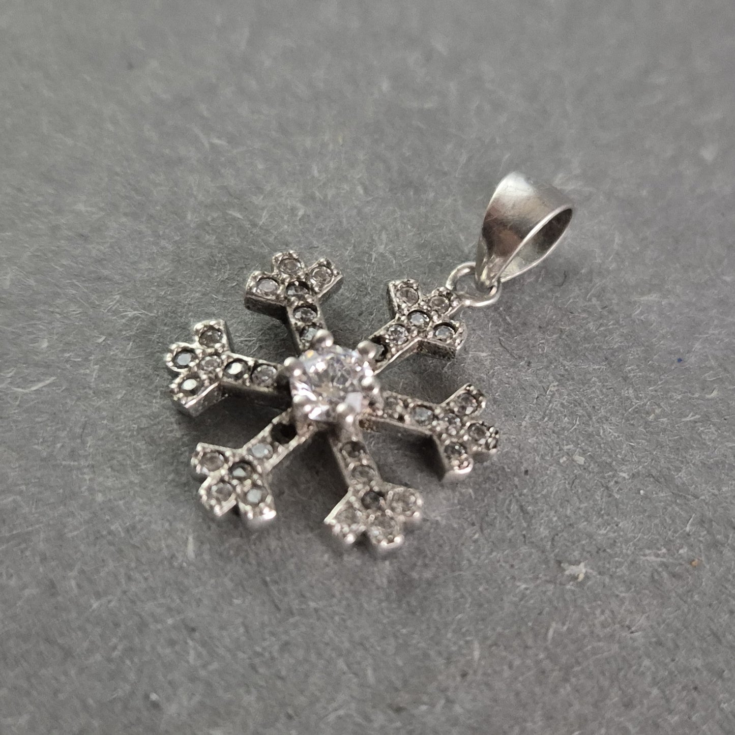 Schneeflocken-Anhänger aus Silber – Funkelnde Eleganz mit Zirkonia