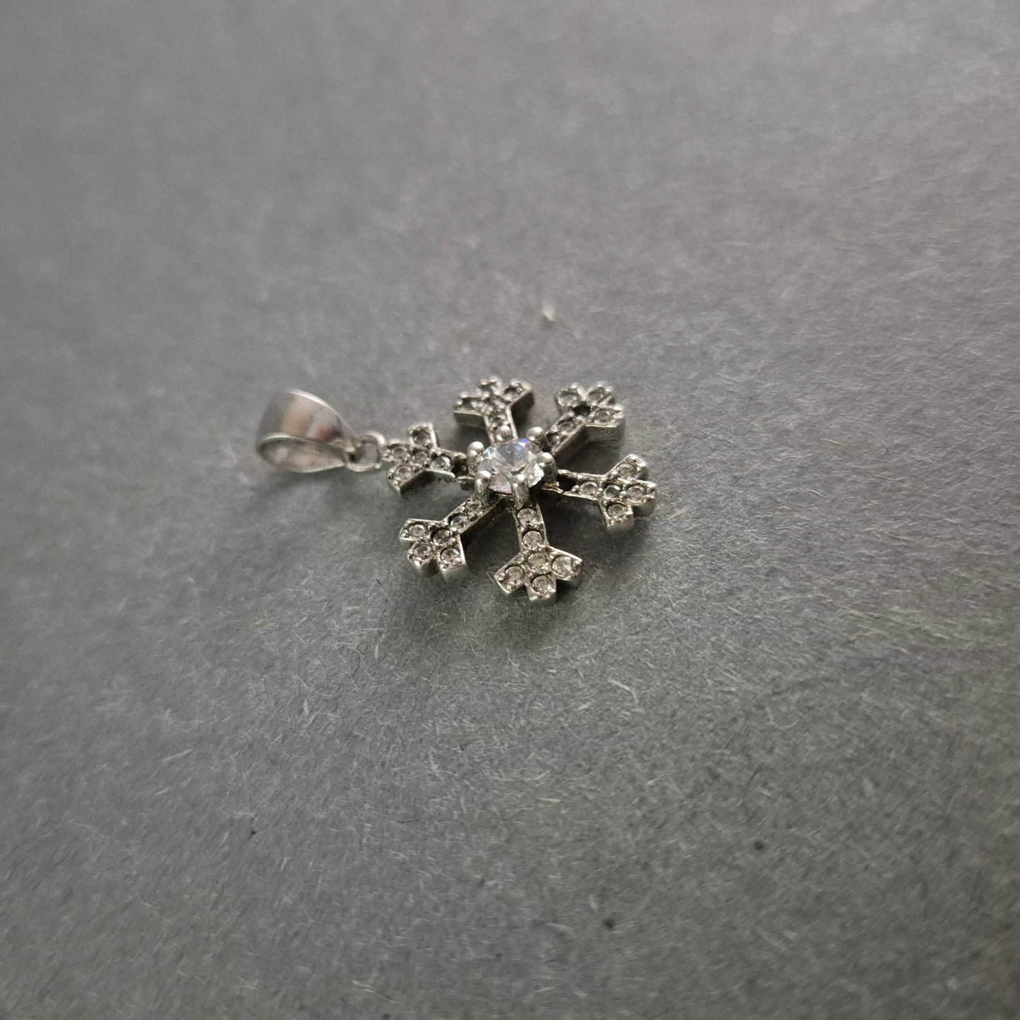 Schneeflocken-Anhänger aus Silber – Funkelnde Eleganz mit Zirkonia