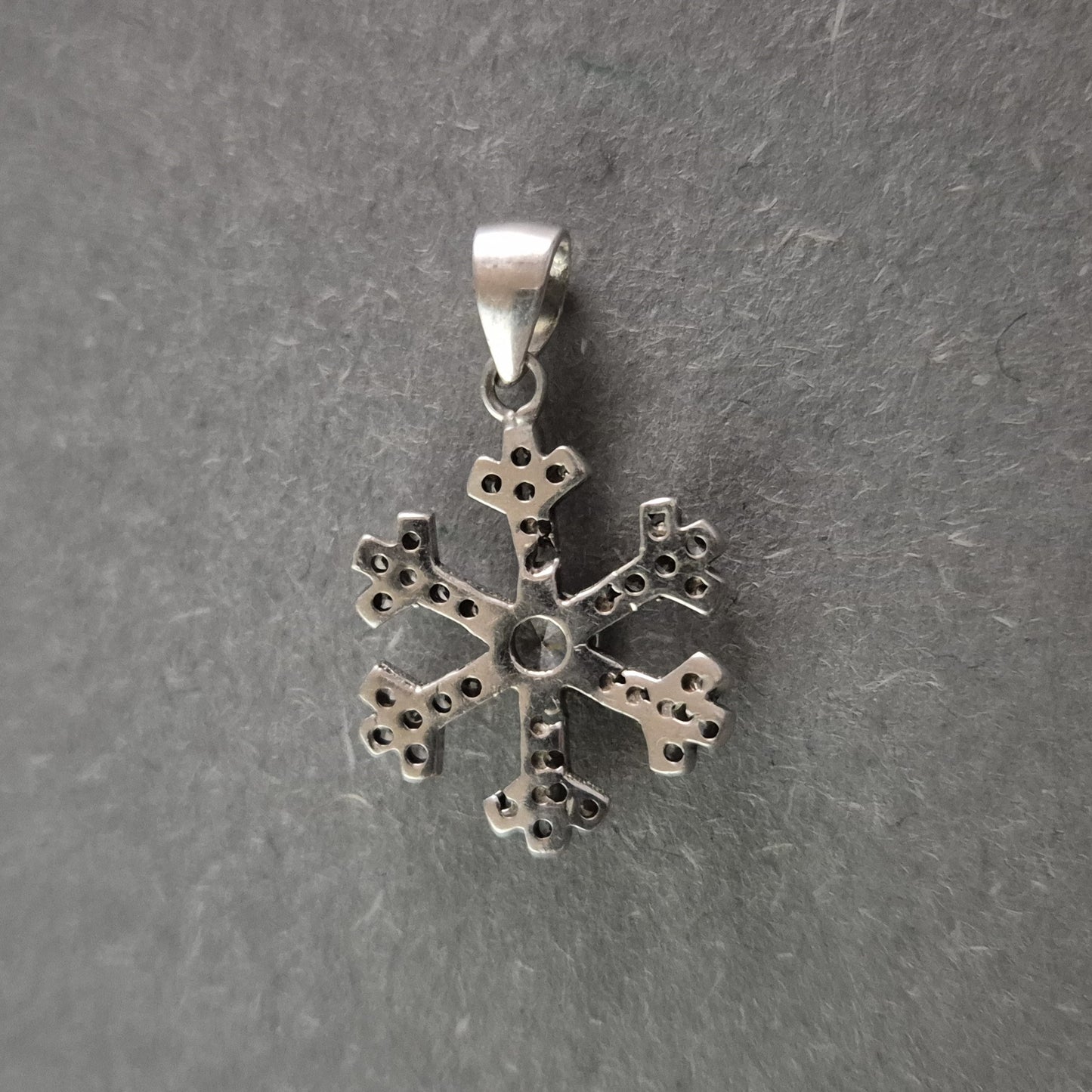 Schneeflocken-Anhänger aus Silber – Funkelnde Eleganz mit Zirkonia