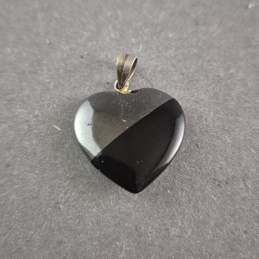 Herzanhänger aus Hämatit – Elegante Schlichtheit mit polierter Oberfläche