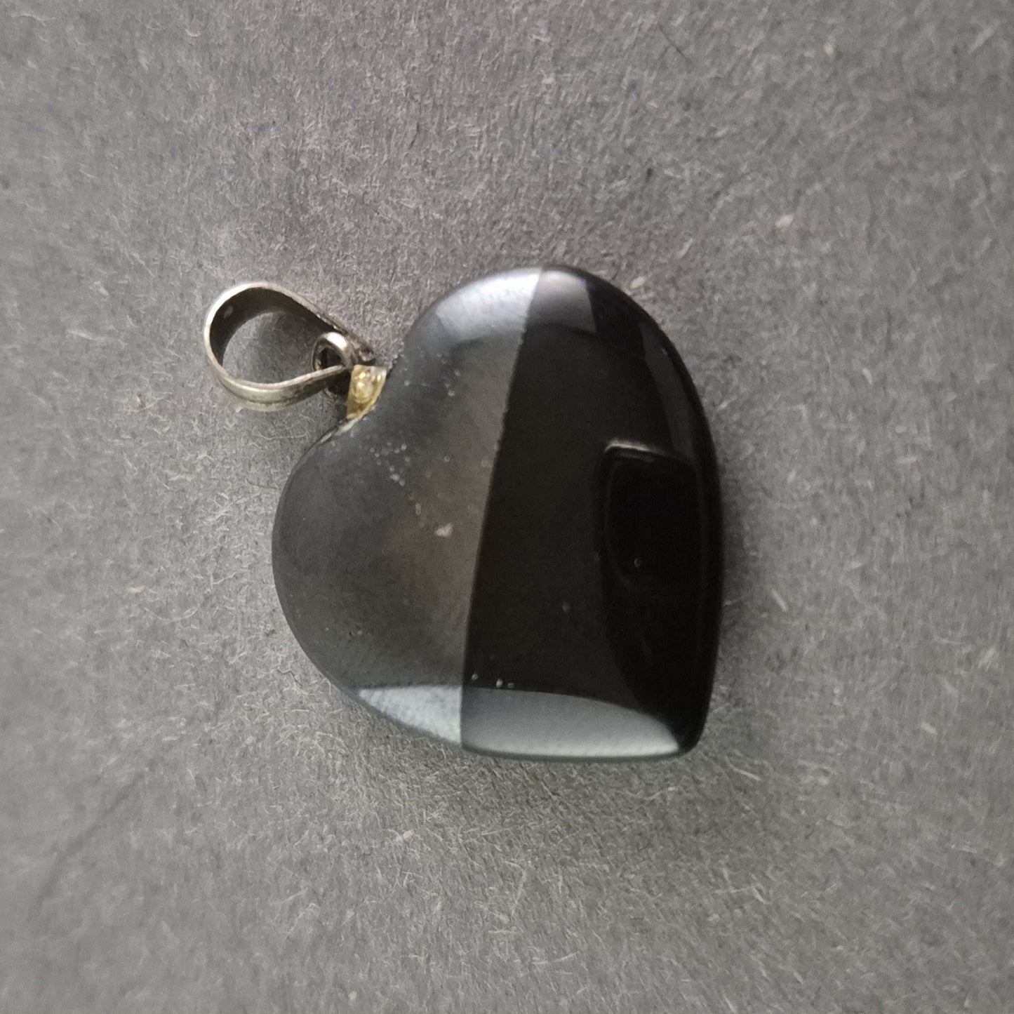 Herzanhänger aus Hämatit – Elegante Schlichtheit mit polierter Oberfläche