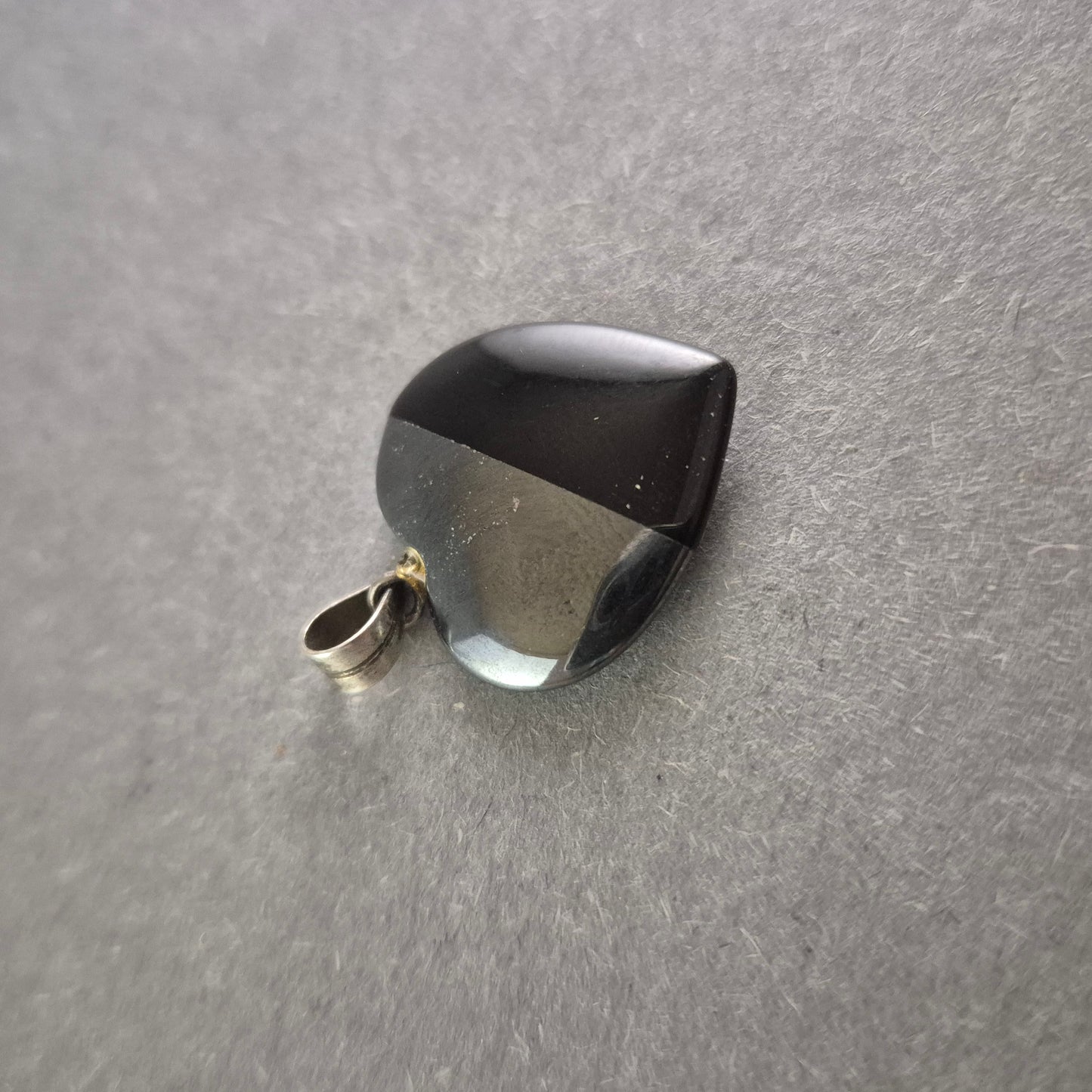 Herzanhänger aus Hämatit – Elegante Schlichtheit mit polierter Oberfläche