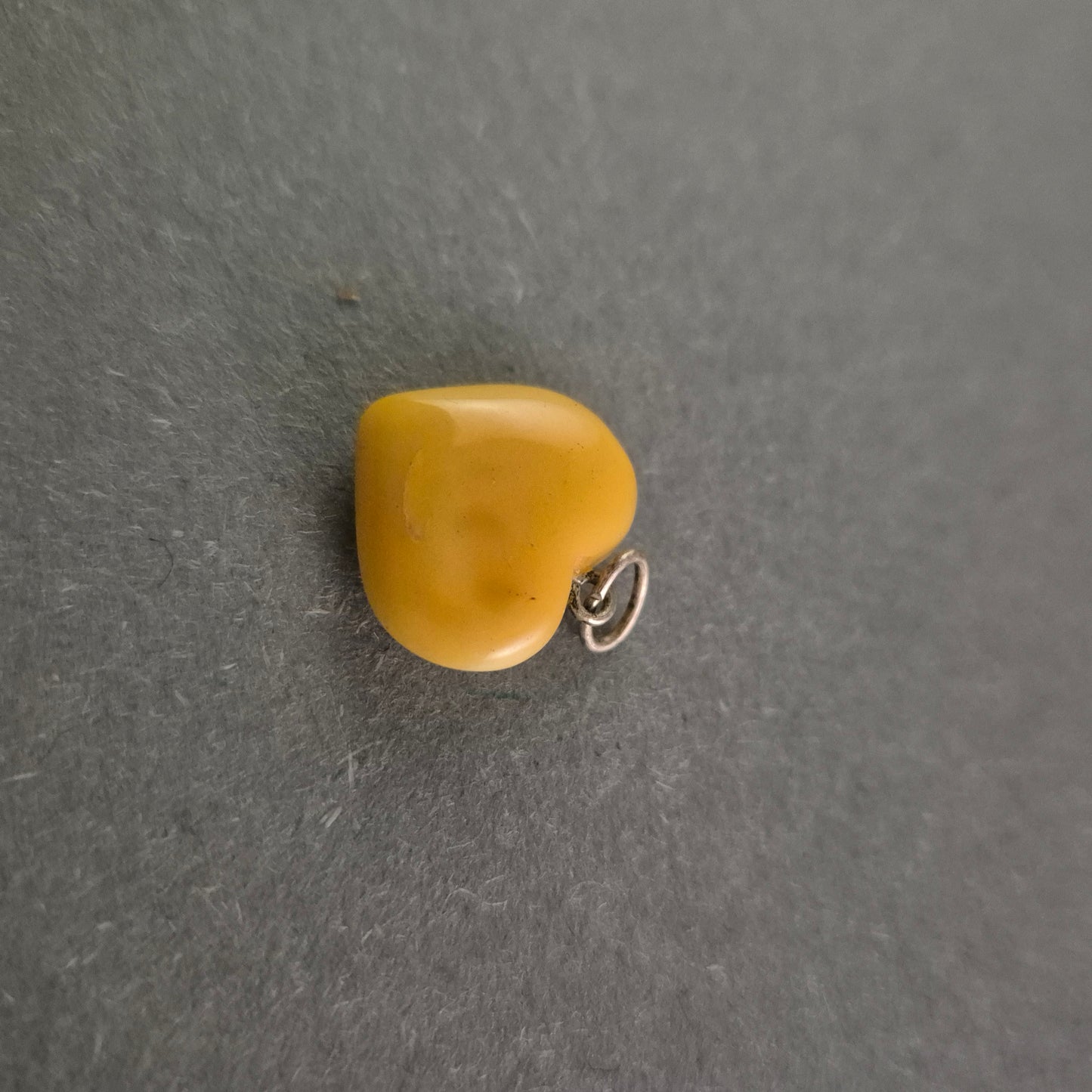 Herzanhänger aus Bernstein – Warme Eleganz in natürlichem Gelb