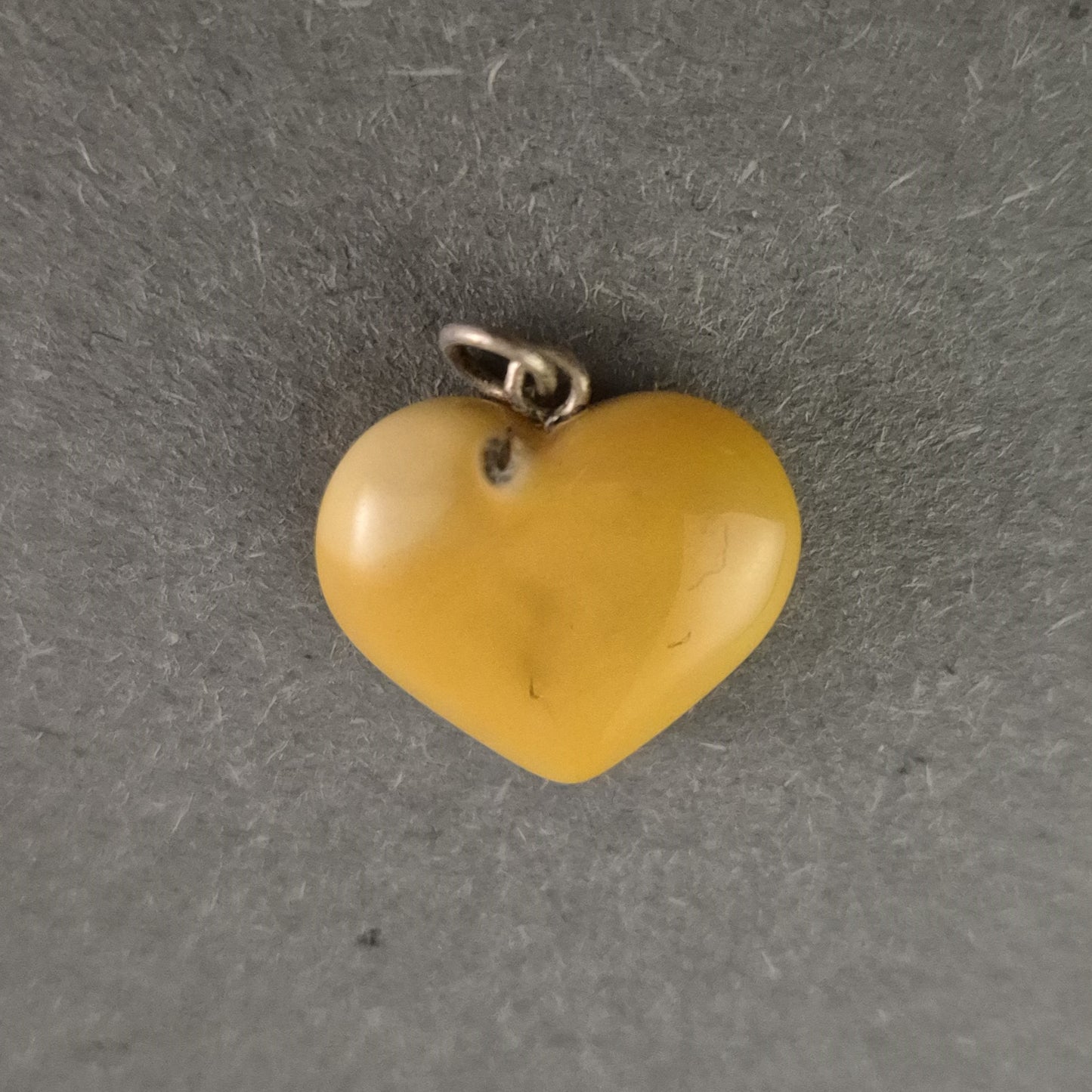 Herzanhänger aus Bernstein – Warme Eleganz in natürlichem Gelb