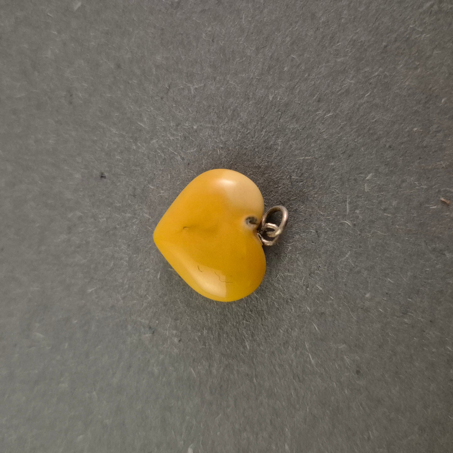 Herzanhänger aus Bernstein – Warme Eleganz in natürlichem Gelb