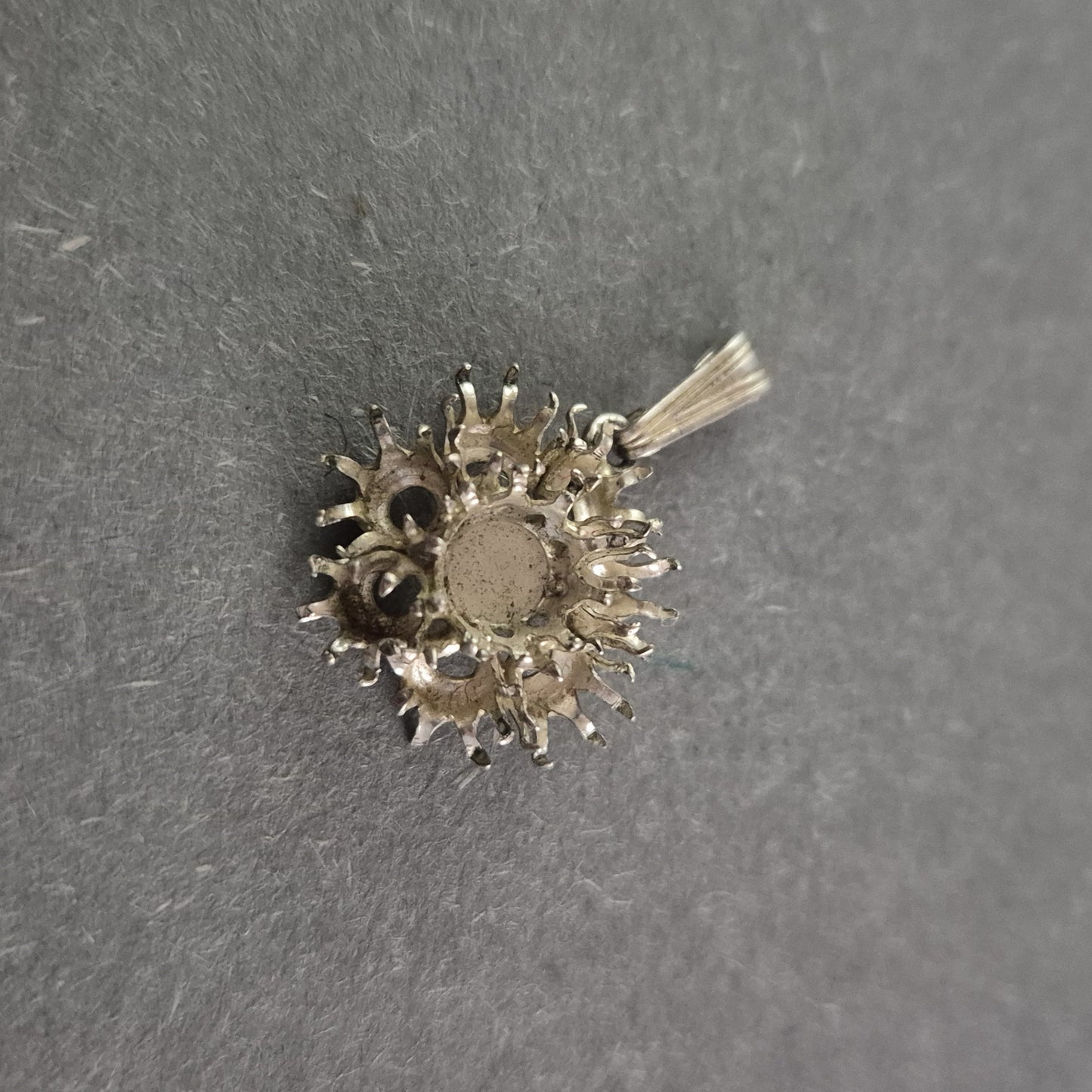 Antiker Silberanhänger im floralen Design – Filigrane Handwerkskunst