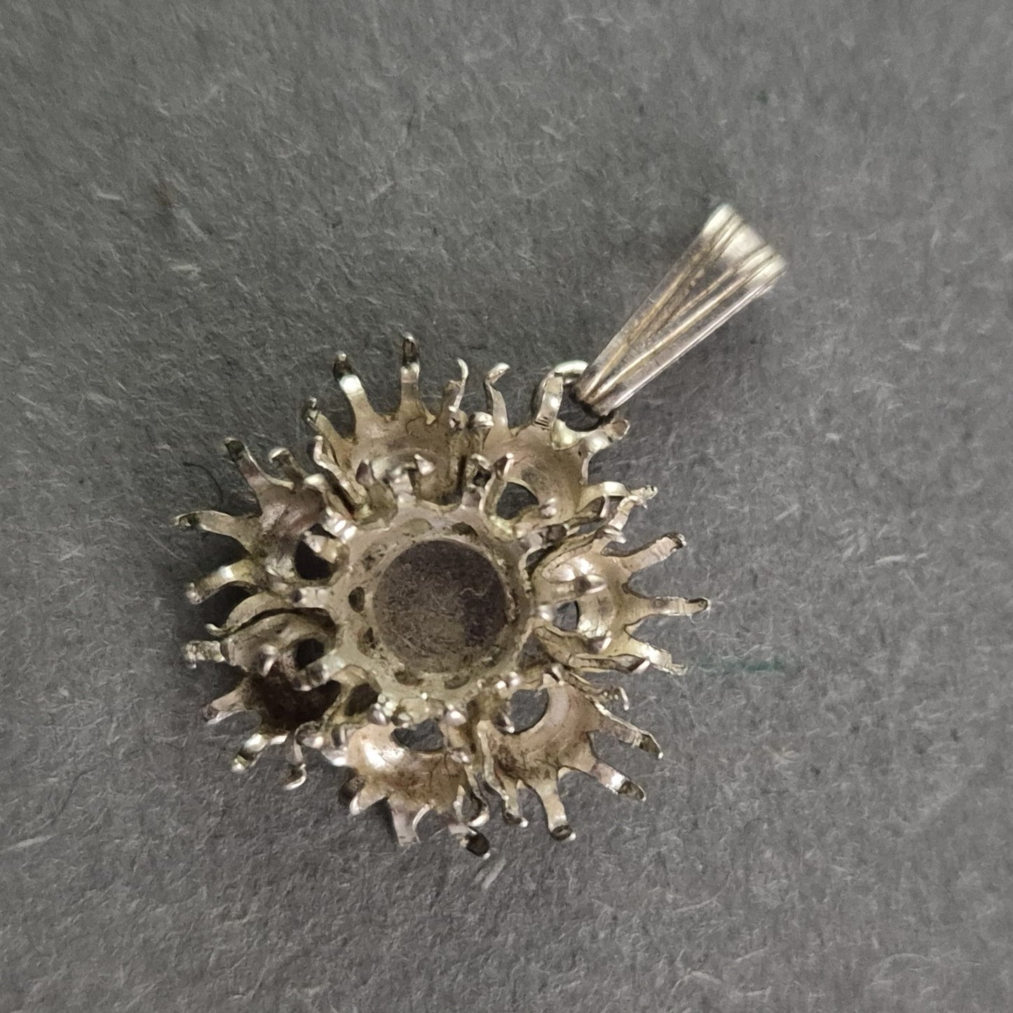 Antiker Silberanhänger im floralen Design – Filigrane Handwerkskunst