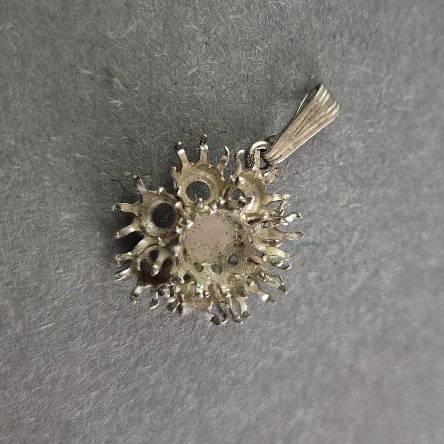 Antiker Silberanhänger im floralen Design – Filigrane Handwerkskunst