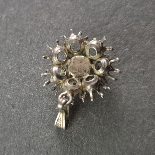 Antiker Silberanhänger im floralen Design – Filigrane Handwerkskunst