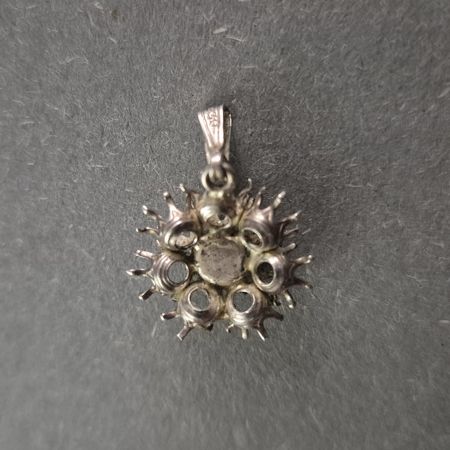 Antiker Silberanhänger im floralen Design – Filigrane Handwerkskunst