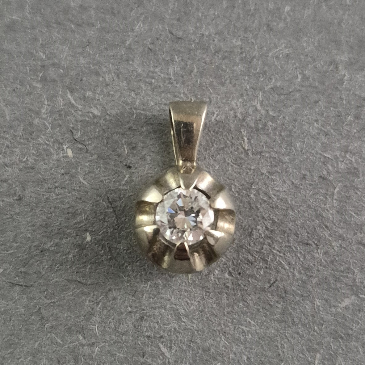 Eleganter Zirkonia-Anhänger aus vergoldetem Silber – Zeitloser Glanz
