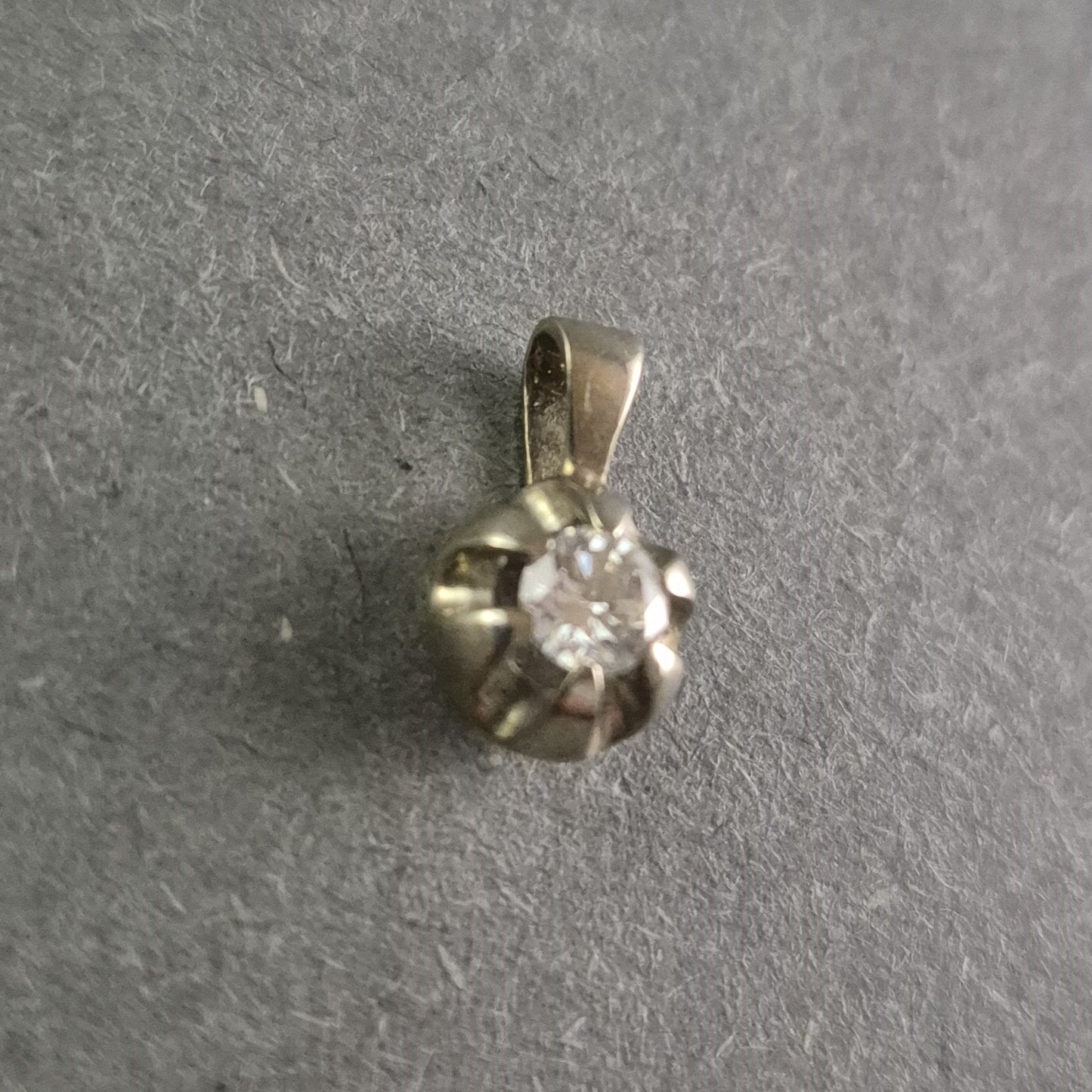 Eleganter Zirkonia-Anhänger aus vergoldetem Silber – Zeitloser Glanz