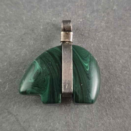 Vintage Malachit-Anhänger mit Silberfassung – Mystische Eleganz