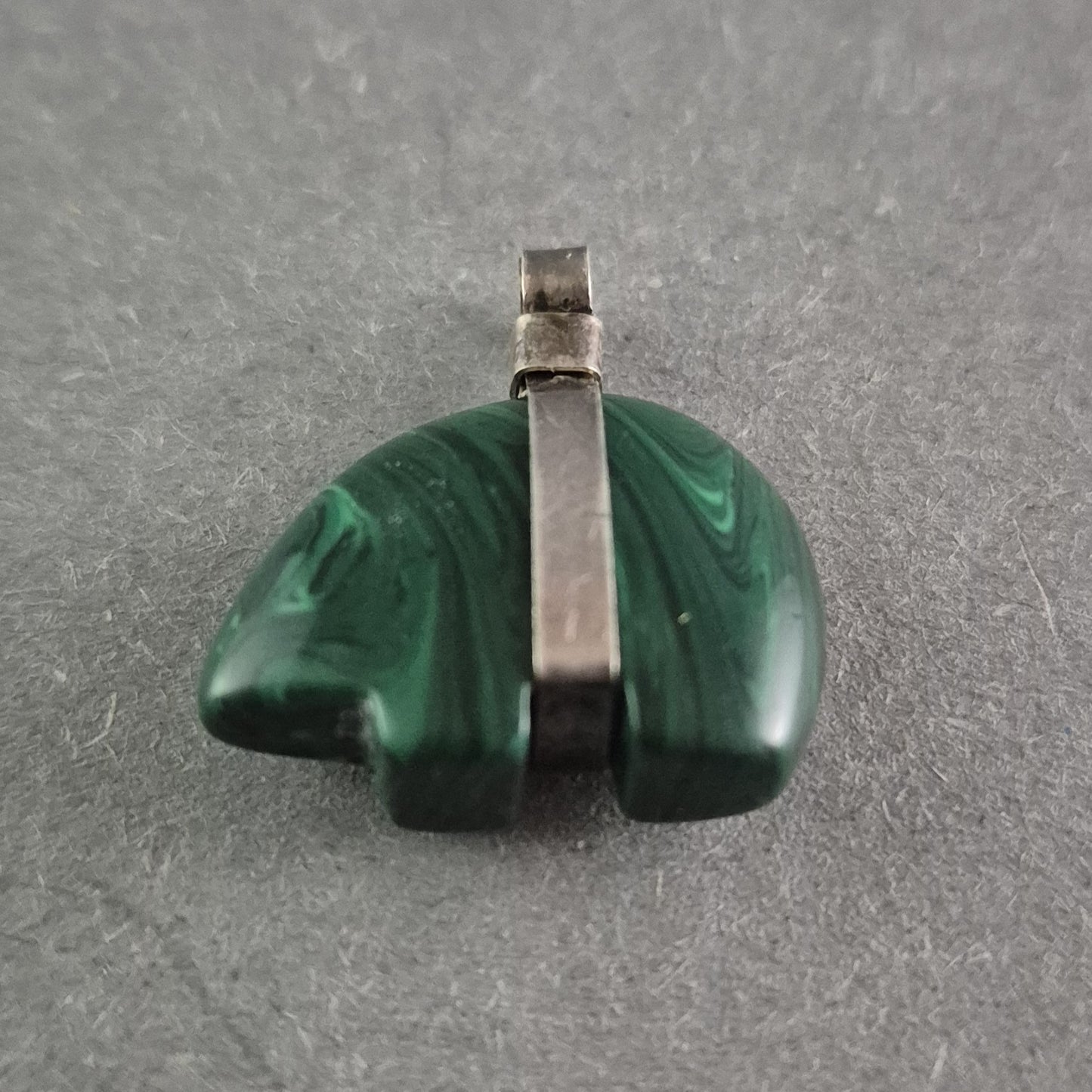Vintage Malachit-Anhänger mit Silberfassung – Mystische Eleganz