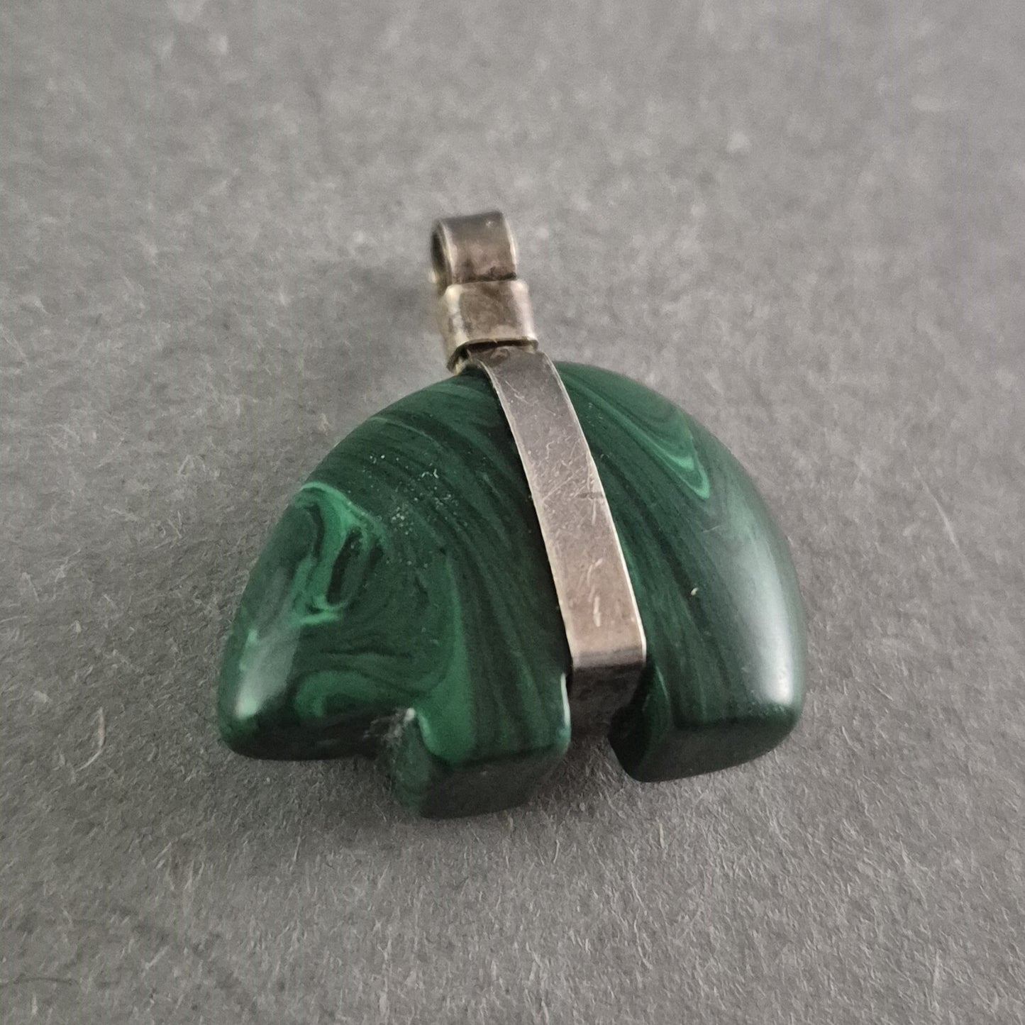 Vintage Malachit-Anhänger mit Silberfassung – Mystische Eleganz