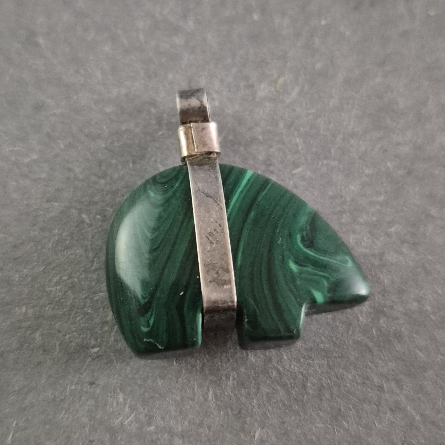 Vintage Malachit-Anhänger mit Silberfassung – Mystische Eleganz