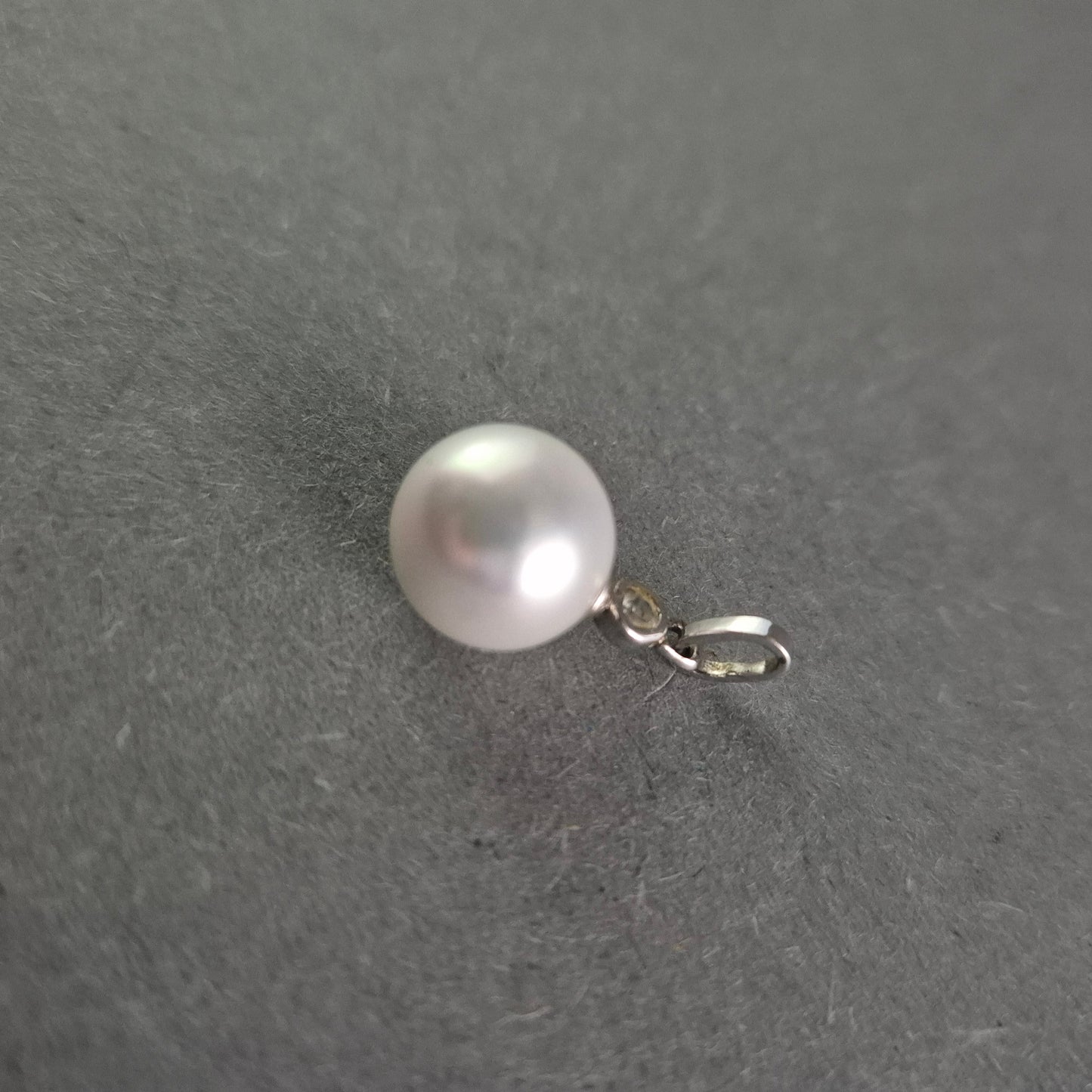 Eleganter Perlen-Anhänger mit Silberfassung – Klassische Schönheit