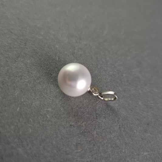 Eleganter Perlen-Anhänger mit Silberfassung – Klassische Schönheit