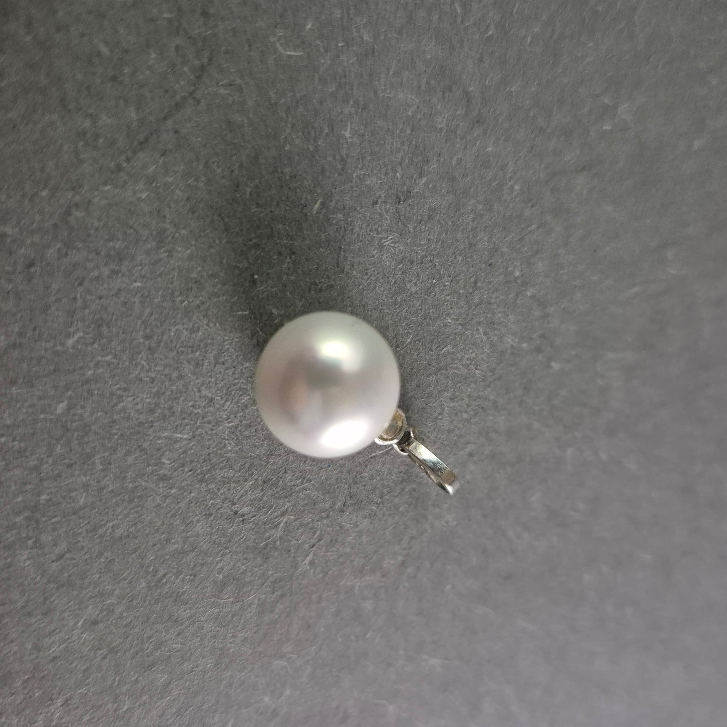 Eleganter Perlen-Anhänger mit Silberfassung – Klassische Schönheit