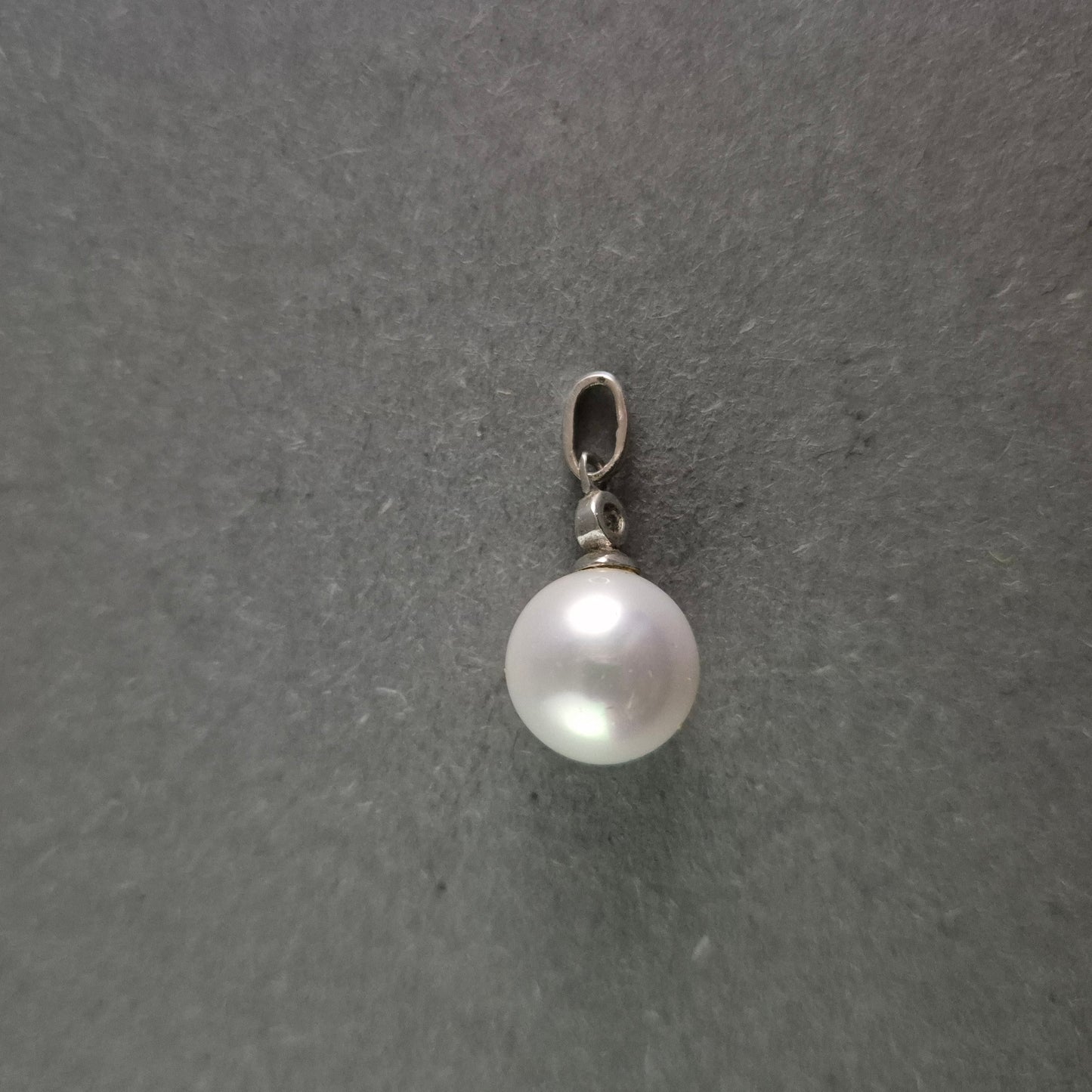 Eleganter Perlen-Anhänger mit Silberfassung – Klassische Schönheit