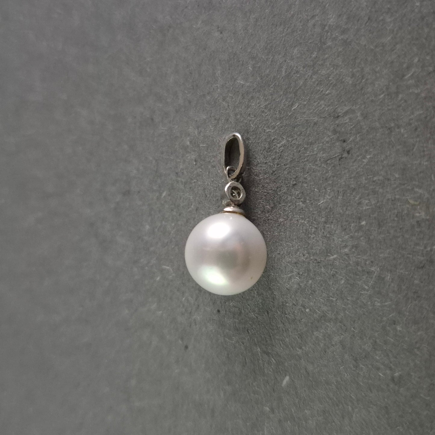 Eleganter Perlen-Anhänger mit Silberfassung – Klassische Schönheit