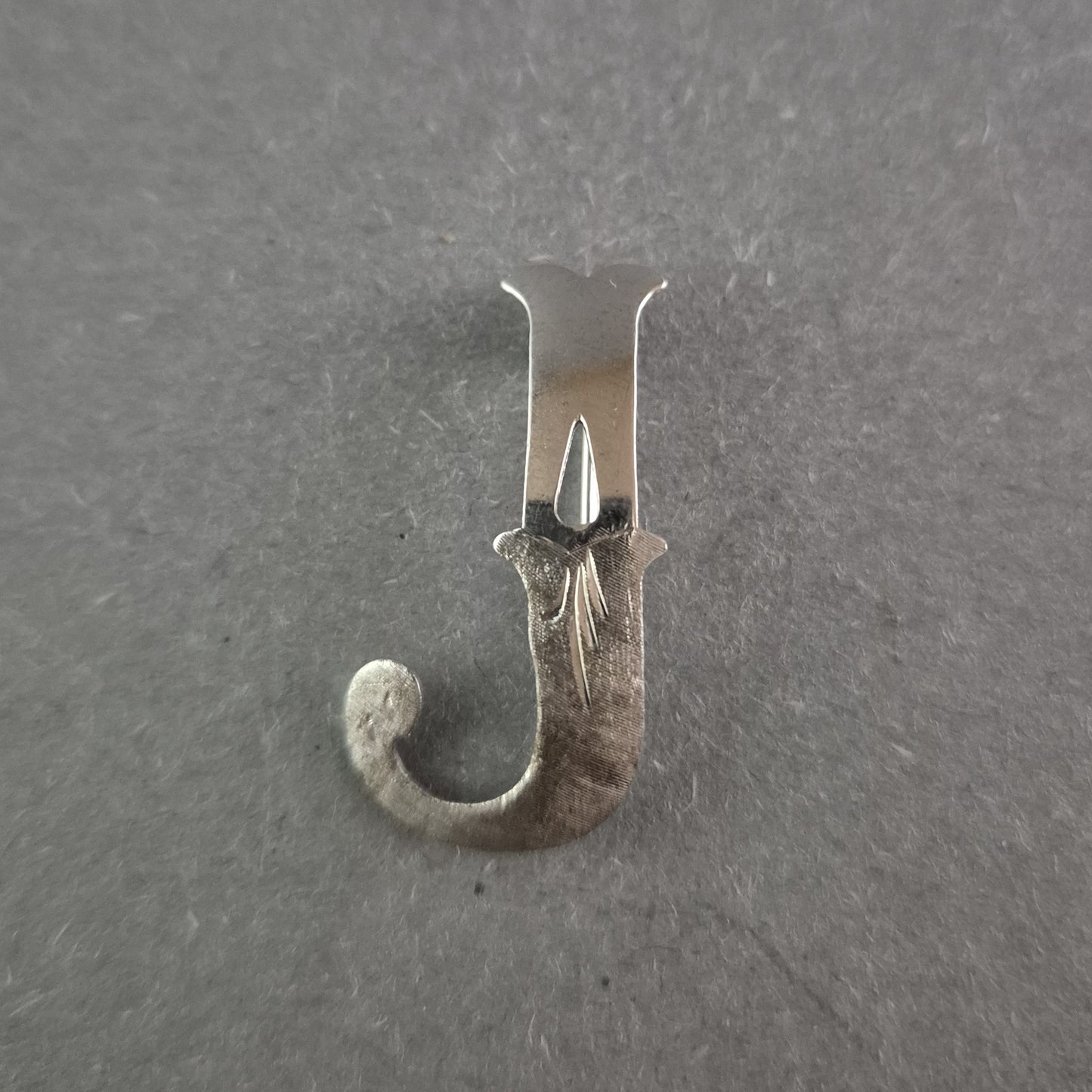 Vintage Buchstaben-Anhänger "J" aus 835er Silber – Elegantes Monogramm