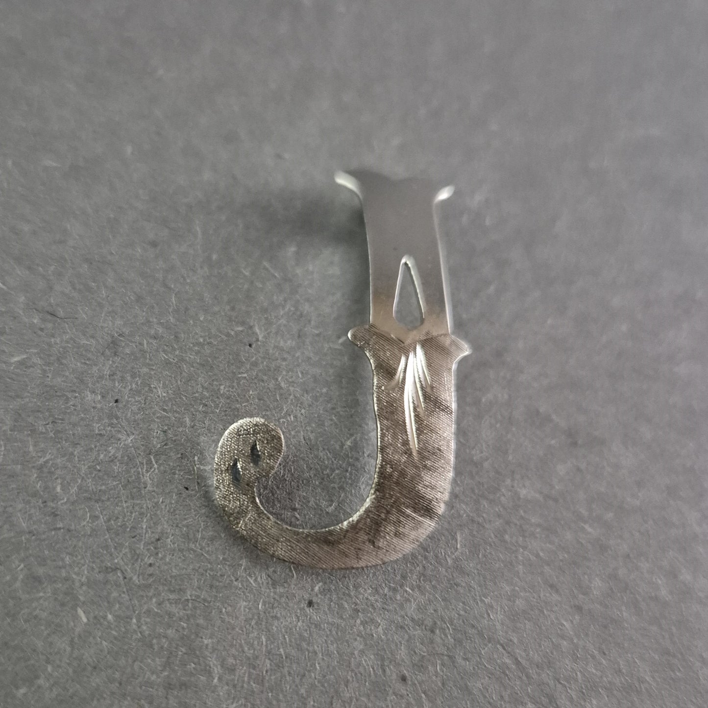 Vintage Buchstaben-Anhänger "J" aus 835er Silber – Elegantes Monogramm