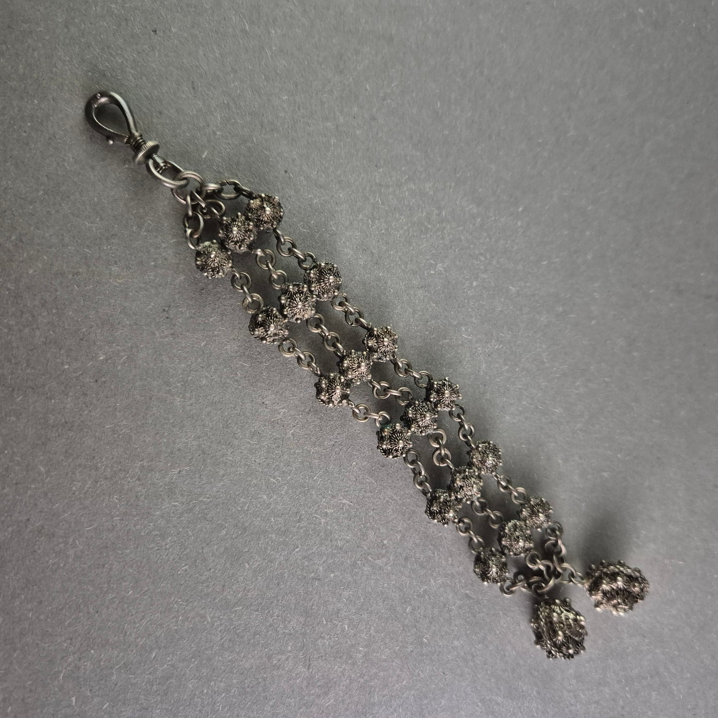 Antikes Silberarmband mit filigranen Kugeldetails – Vintage Eleganz