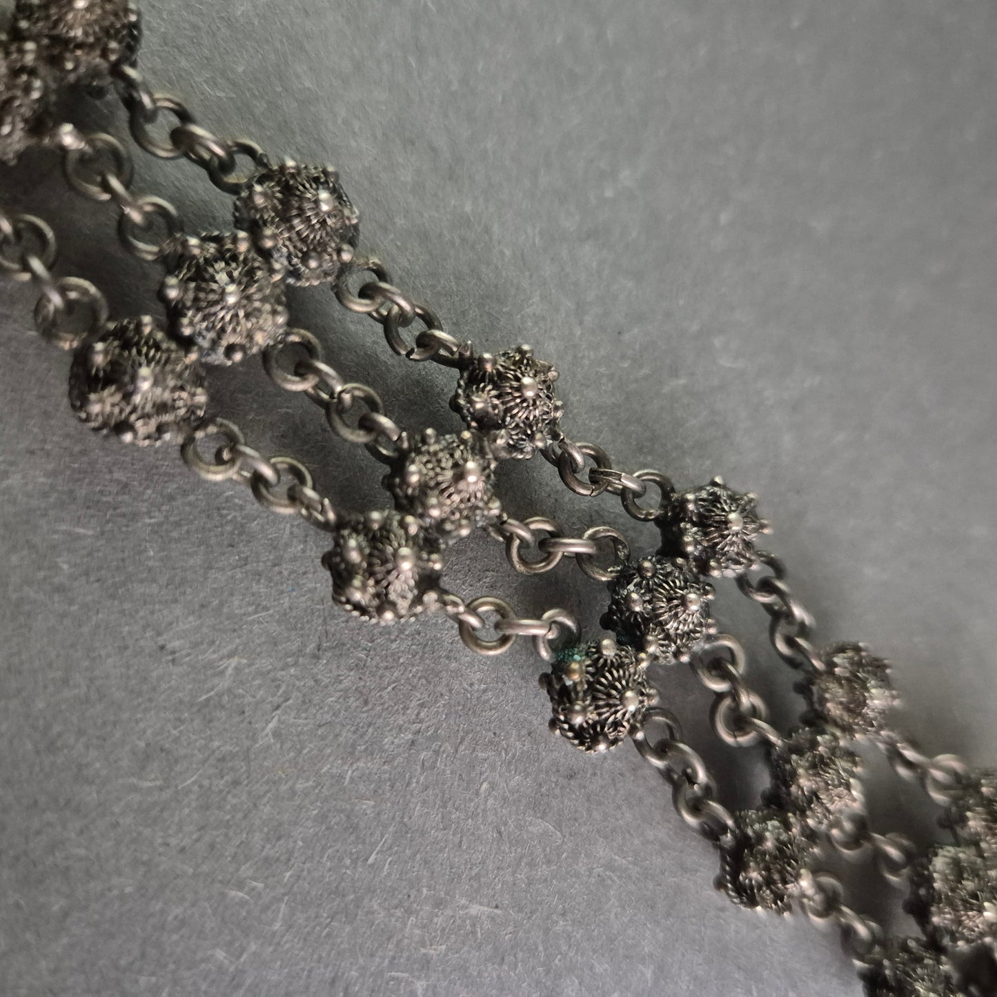 Antikes Silberarmband mit filigranen Kugeldetails – Vintage Eleganz