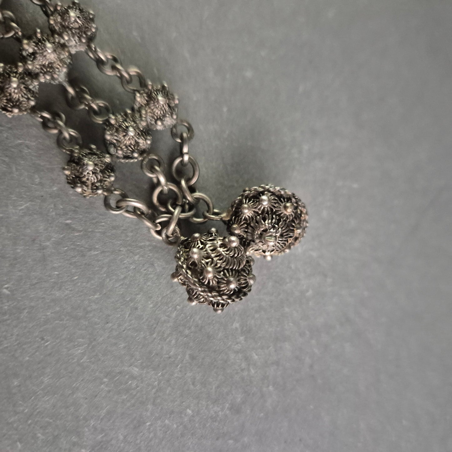 Antikes Silberarmband mit filigranen Kugeldetails – Vintage Eleganz