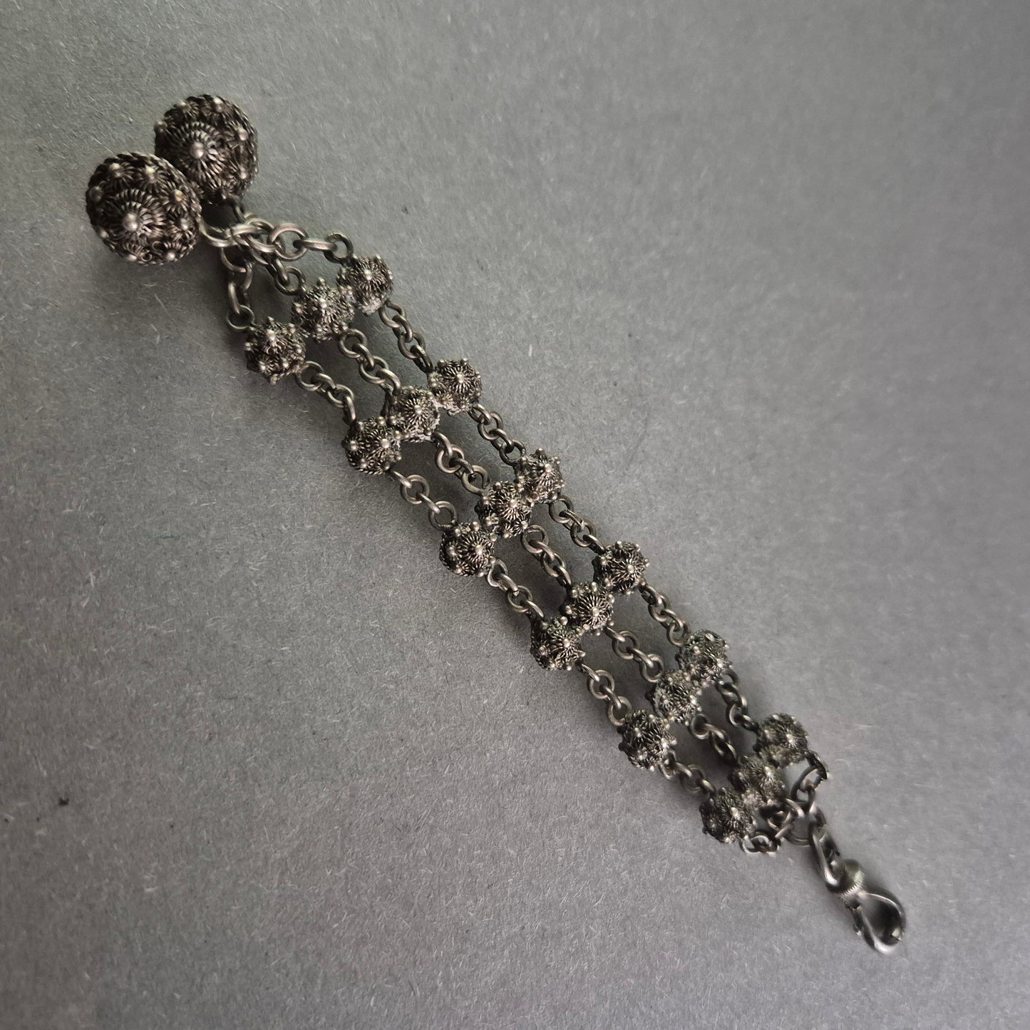 Antikes Silberarmband mit filigranen Kugeldetails – Vintage Eleganz