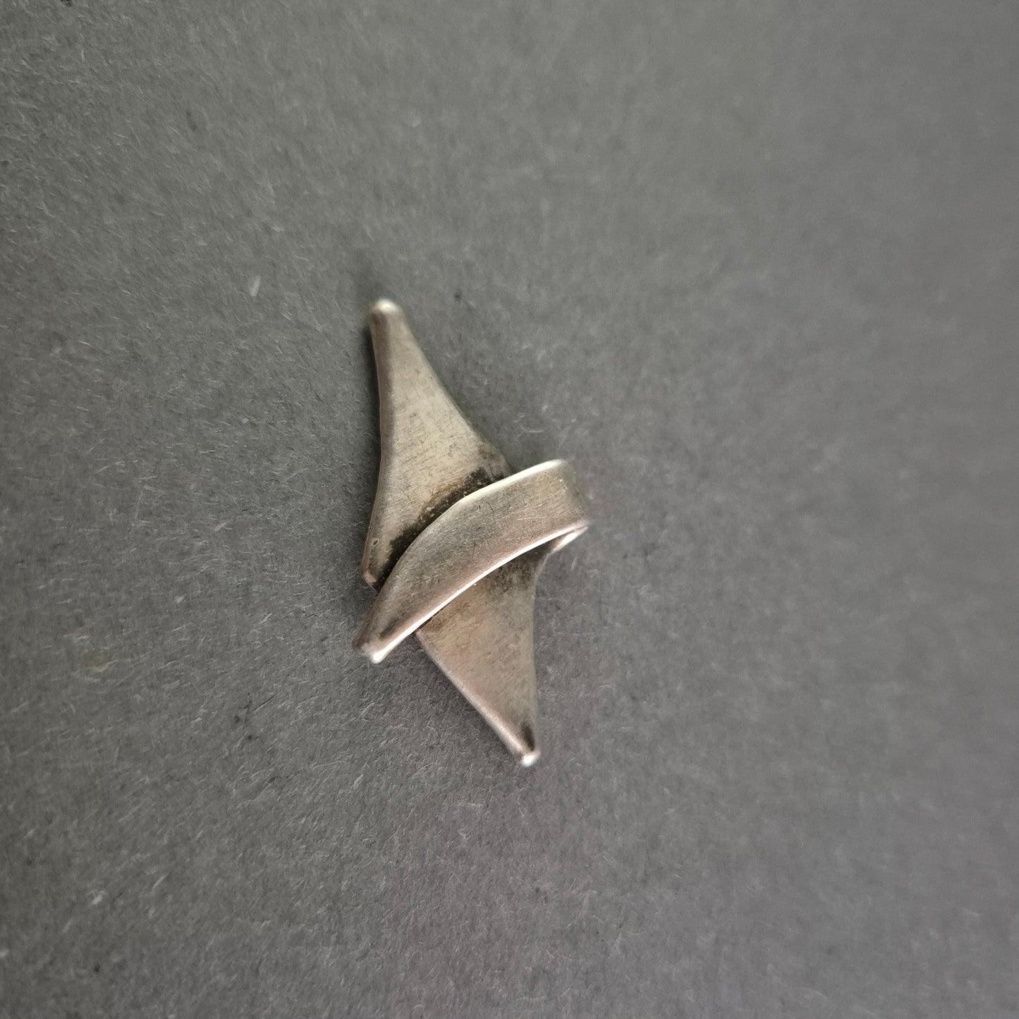 Eleganter Vintage-Anhänger aus Silber – Modernes, geschwungenes Design