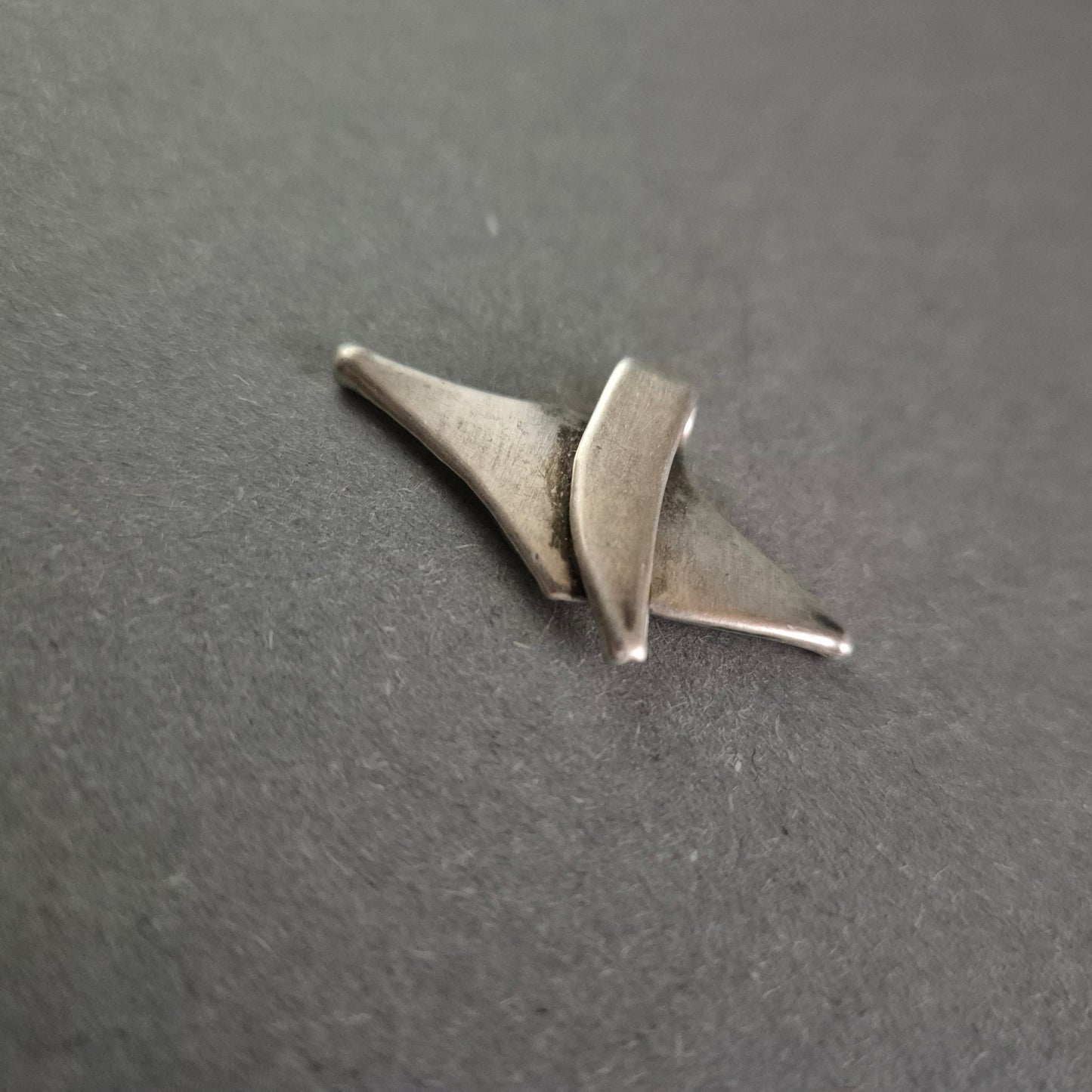 Eleganter Vintage-Anhänger aus Silber – Modernes, geschwungenes Design