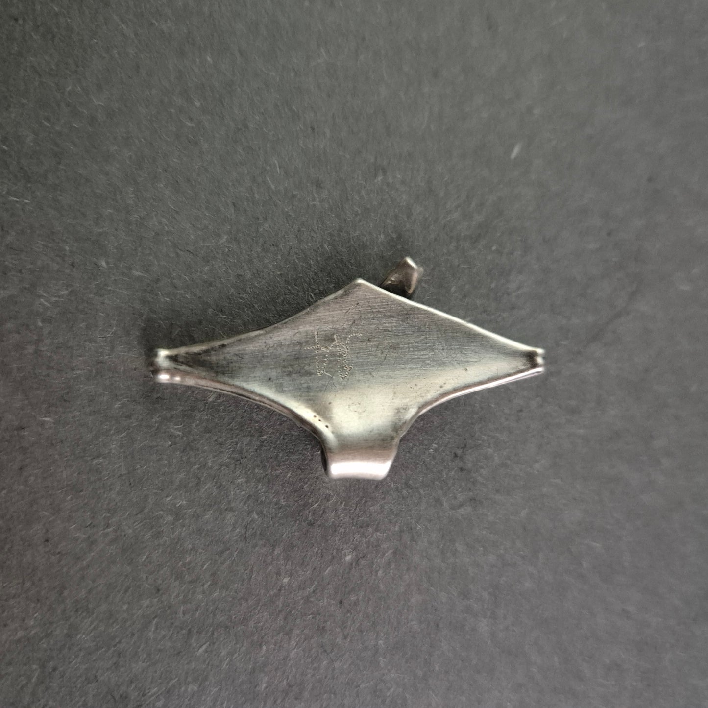 Eleganter Vintage-Anhänger aus Silber – Modernes, geschwungenes Design