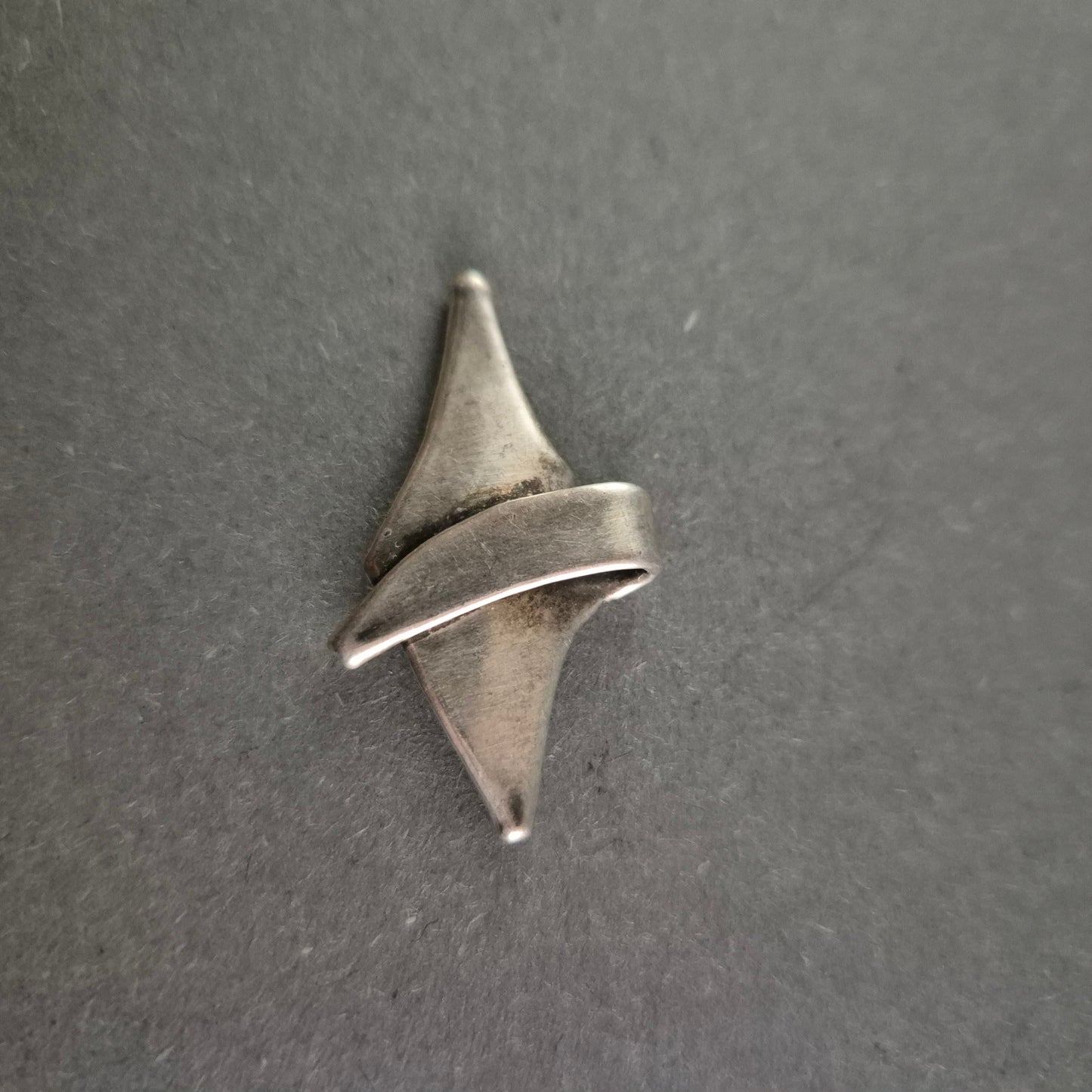 Eleganter Vintage-Anhänger aus Silber – Modernes, geschwungenes Design