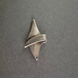 Eleganter Vintage-Anhänger aus Silber – Modernes, geschwungenes Design