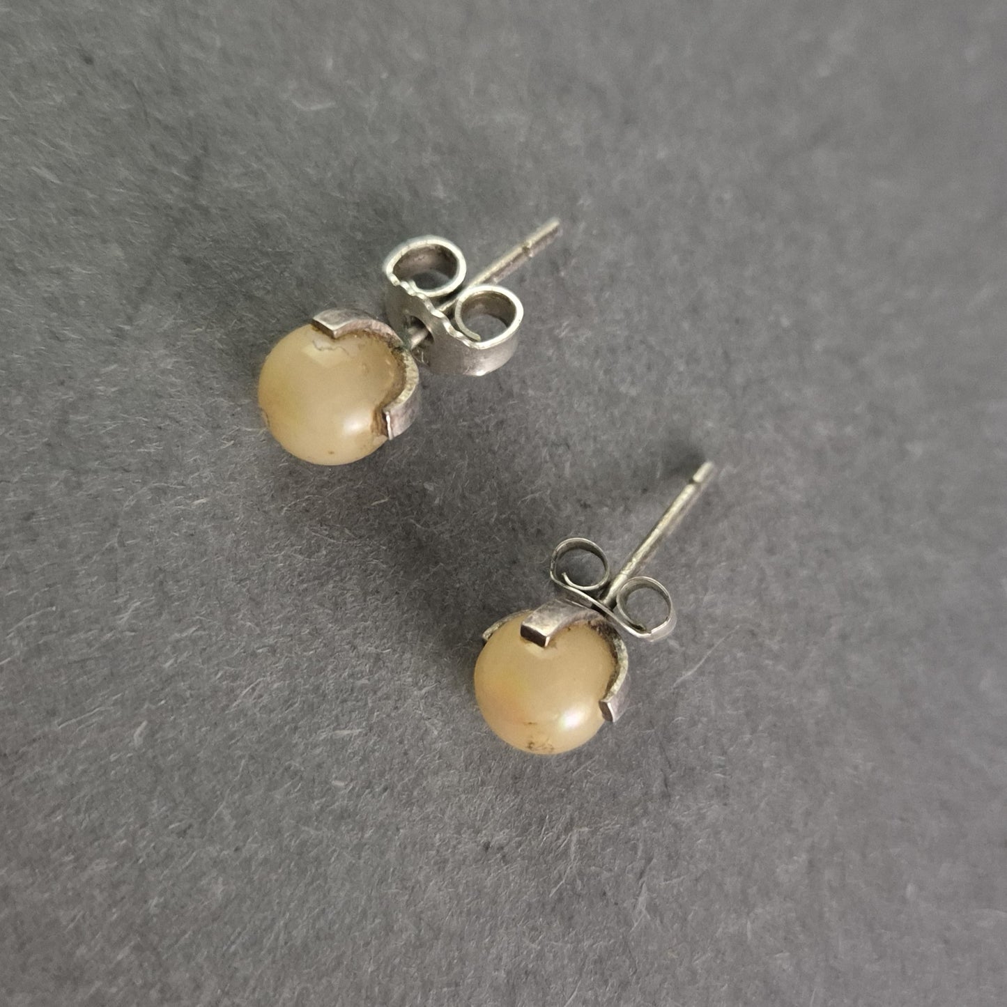 Vintage Perlen-Ohrstecker mit Silberfassung – Klassische Eleganz