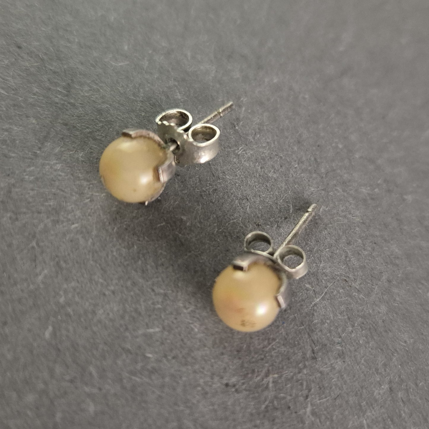 Vintage Perlen-Ohrstecker mit Silberfassung – Klassische Eleganz