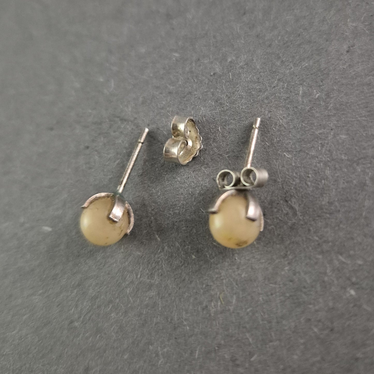 Vintage Perlen-Ohrstecker mit Silberfassung – Klassische Eleganz