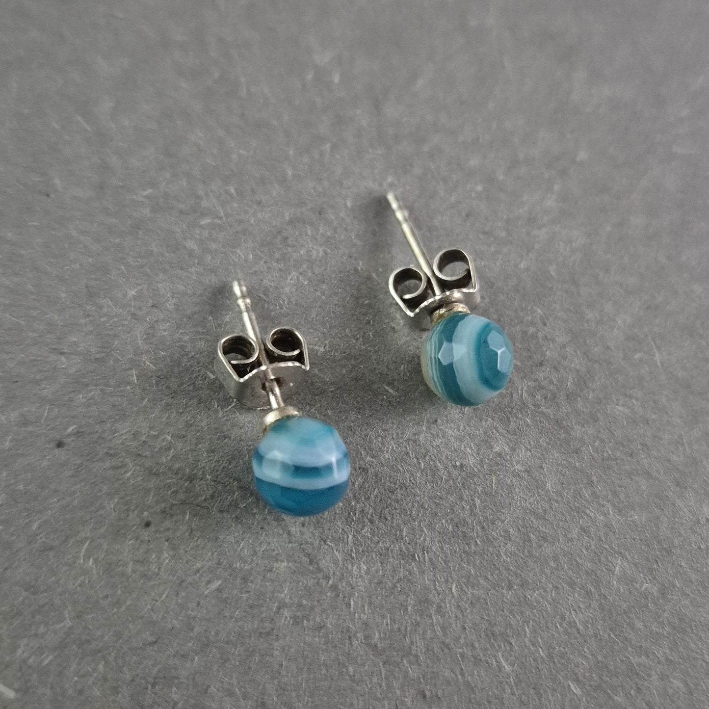 Vintage Ohrstecker mit blauem Achat und Silber – Elegante Farbakzente