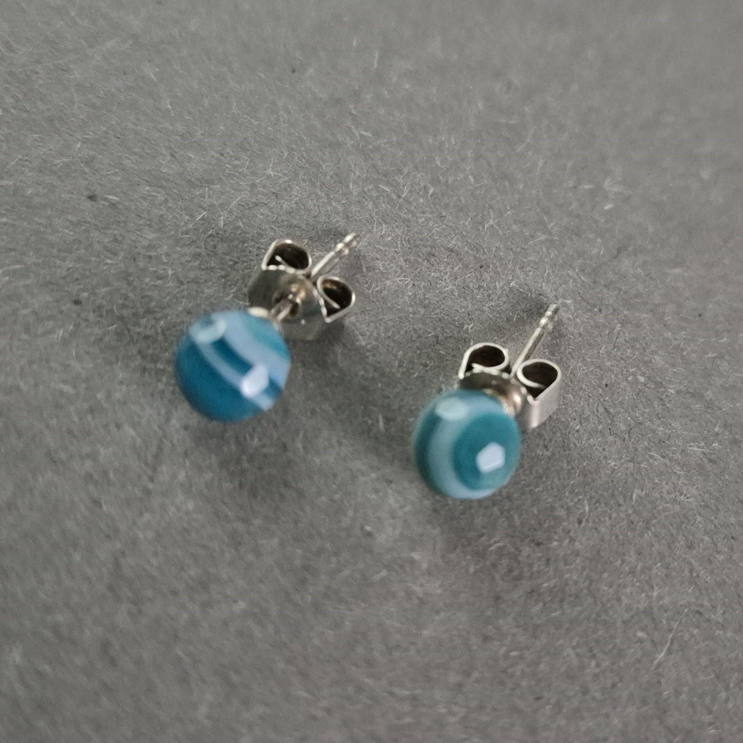 Vintage Ohrstecker mit blauem Achat und Silber – Elegante Farbakzente