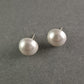 Elegante Halbperlen-Ohrstecker mit Silberfassung – Zeitlose Schönheit