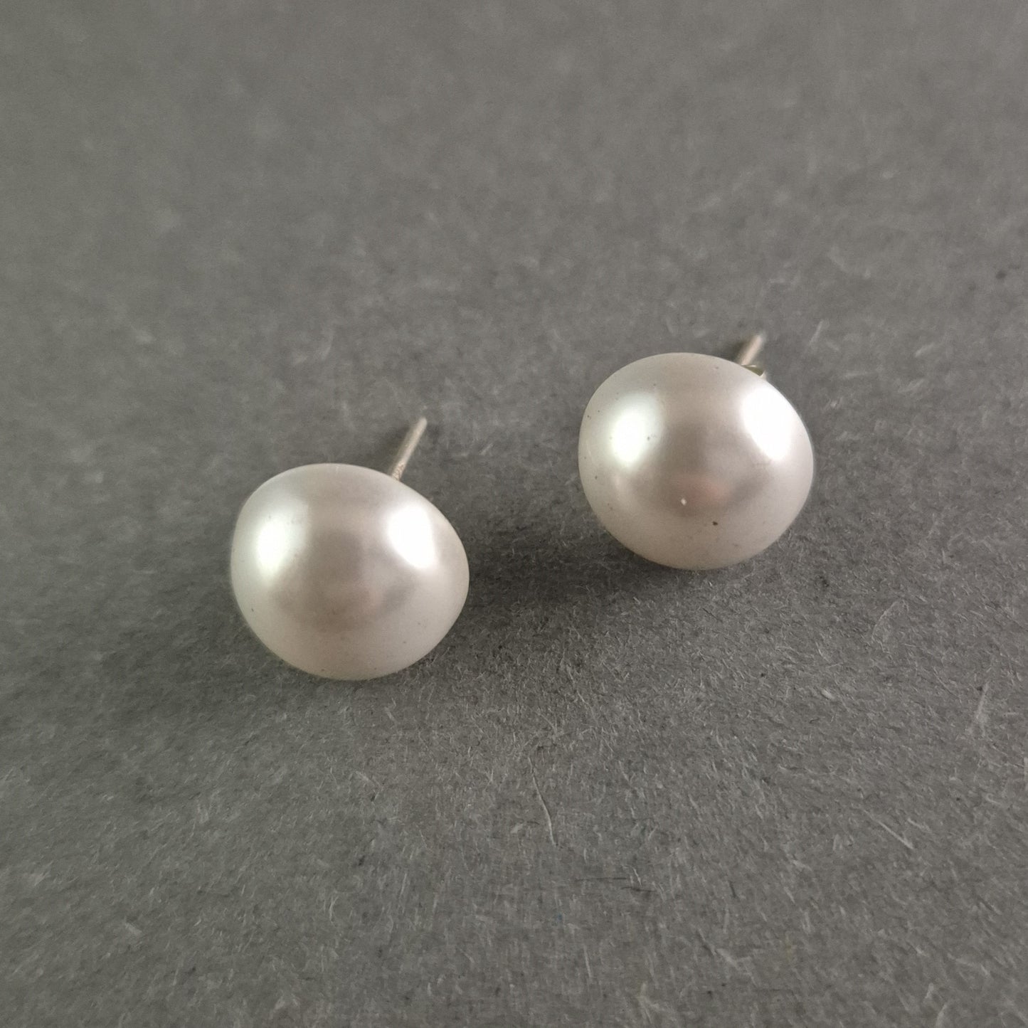 Elegante Halbperlen-Ohrstecker mit Silberfassung – Zeitlose Schönheit