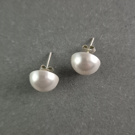 Elegante Halbperlen-Ohrstecker mit Silberfassung – Zeitlose Schönheit