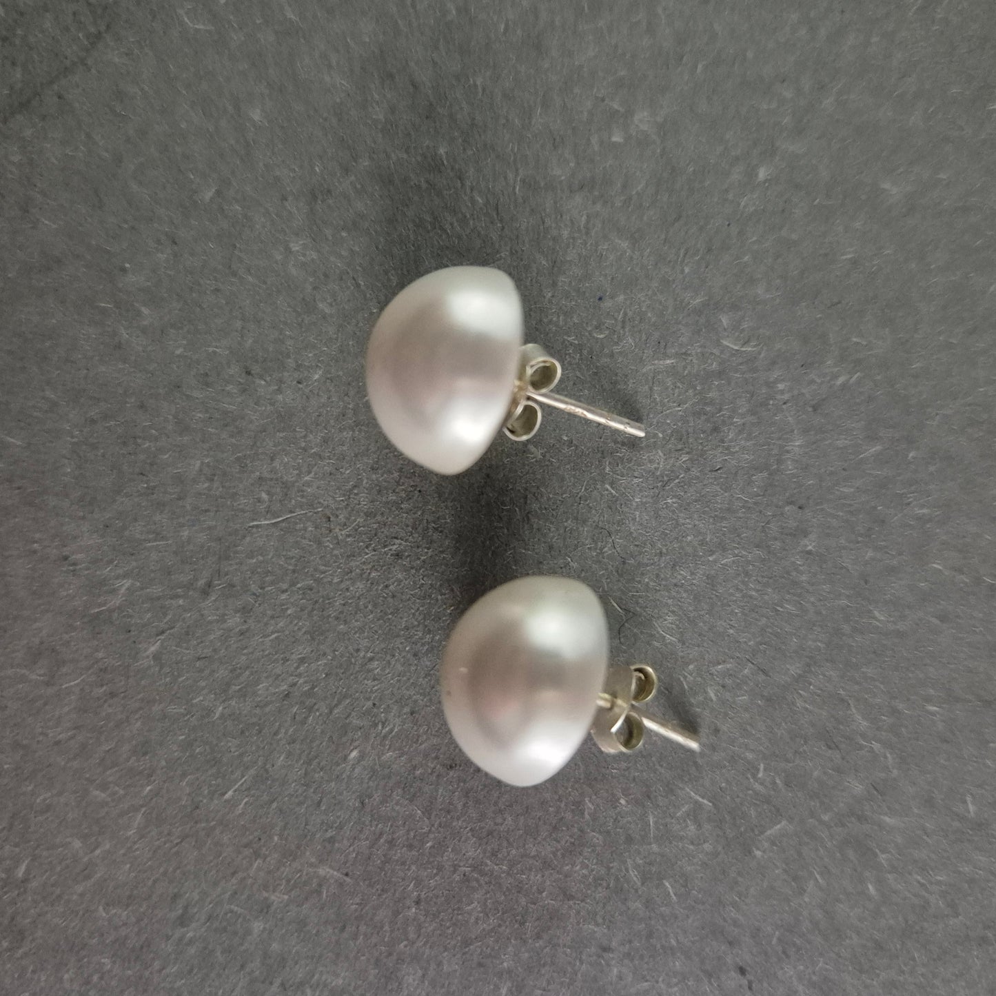 Elegante Halbperlen-Ohrstecker mit Silberfassung – Zeitlose Schönheit