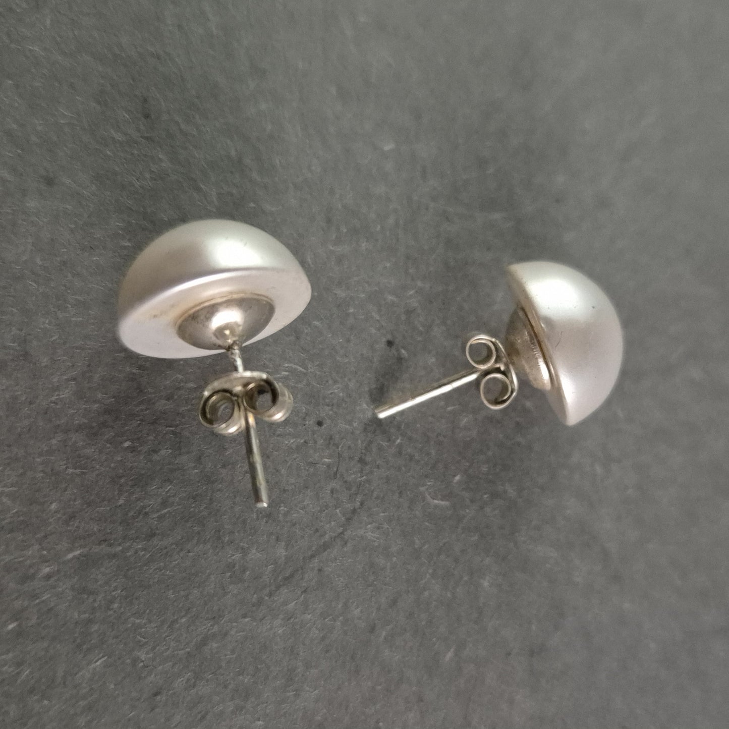 Elegante Halbperlen-Ohrstecker mit Silberfassung – Zeitlose Schönheit