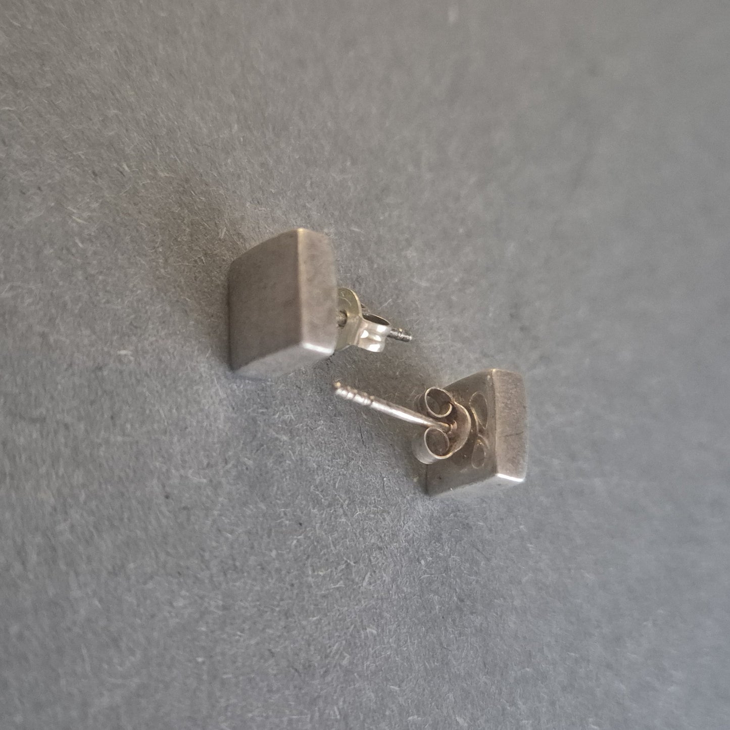 Minimalistische Silber Ohrstecker – Geometrisches Design für modernen Stil