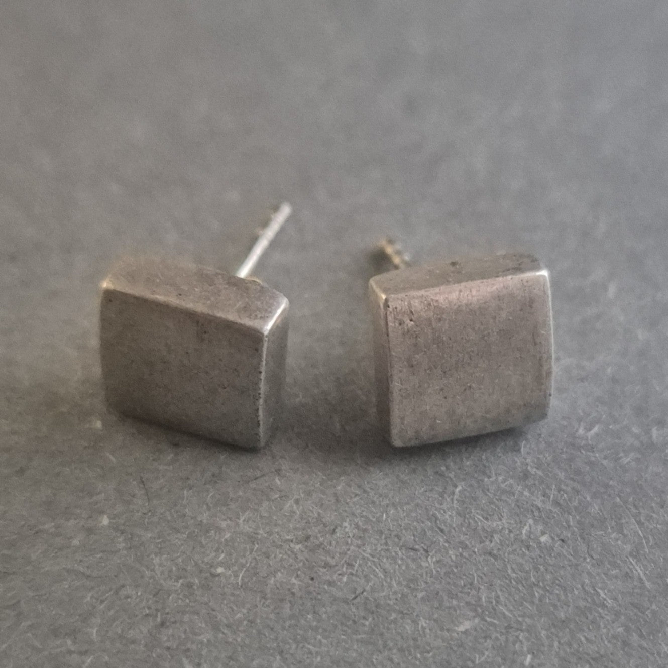 Minimalistische Silber Ohrstecker – Geometrisches Design für modernen Stil