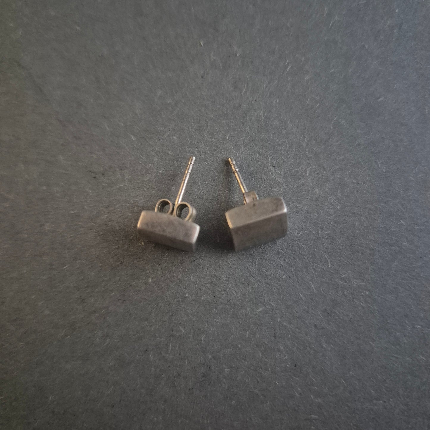 Minimalistische Silber Ohrstecker – Geometrisches Design für modernen Stil