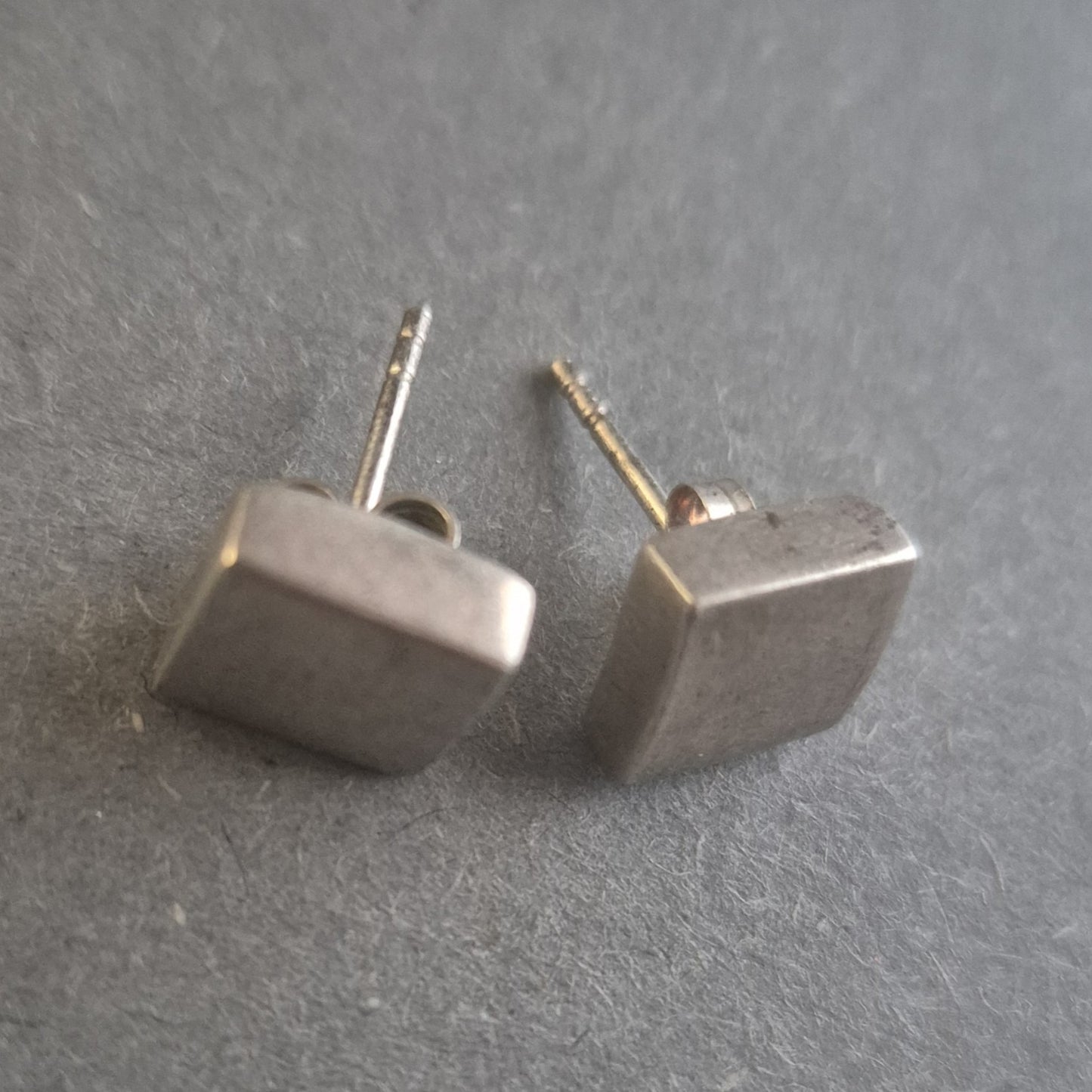 Minimalistische Silber Ohrstecker – Geometrisches Design für modernen Stil